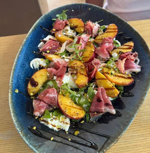 Salata Burrata cu Piersici